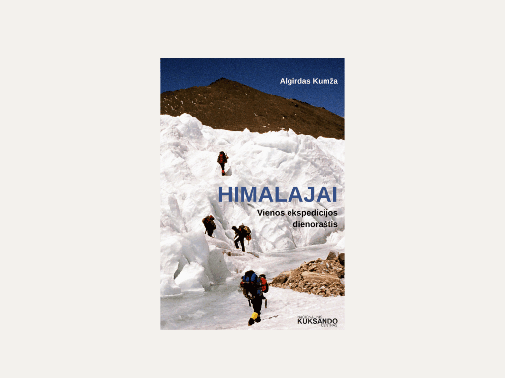 Knygos viršelis, kuriame pavaizduoti alpinistai kopiantys ledo ir sniego masyvu Himalajų kalnuose. Viršuje užrašytas autoriaus vardas „Algirdas Kumža“, centre didelėmis raidėmis pavadinimas „HIMALAJAI“, po juo – paantraštė „Vienos ekspedicijos dienoraštis“. Apačioje matomas Nacionalinio Kuksando centro logotipas.
