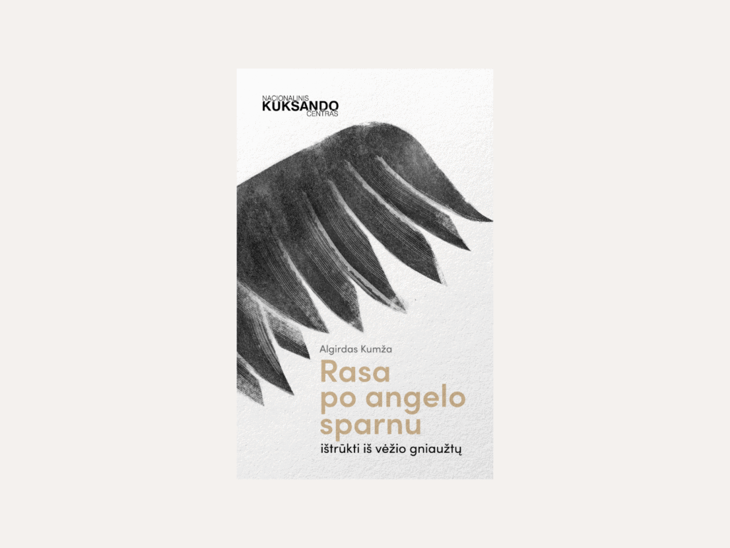 Tai lietuviška knyga „Rasa po angelo sparnu: ištrūkti iš vėžio gniaužtų“, parašyta Algirdo Kumžos, buvusio diplomato ir Kuksando praktiko. Knygos viršelis perteikia gydymosi ir vidinio atgimimo kelionę, simbolizuojamą juodo angelo sparno potėpiais ant balto fono. Leidinį išleido Nacionalinis Kuksando centras, o jo tematika apima emocinį sveikimą, kūno ir dvasios darną bei kovą su onkologine liga.